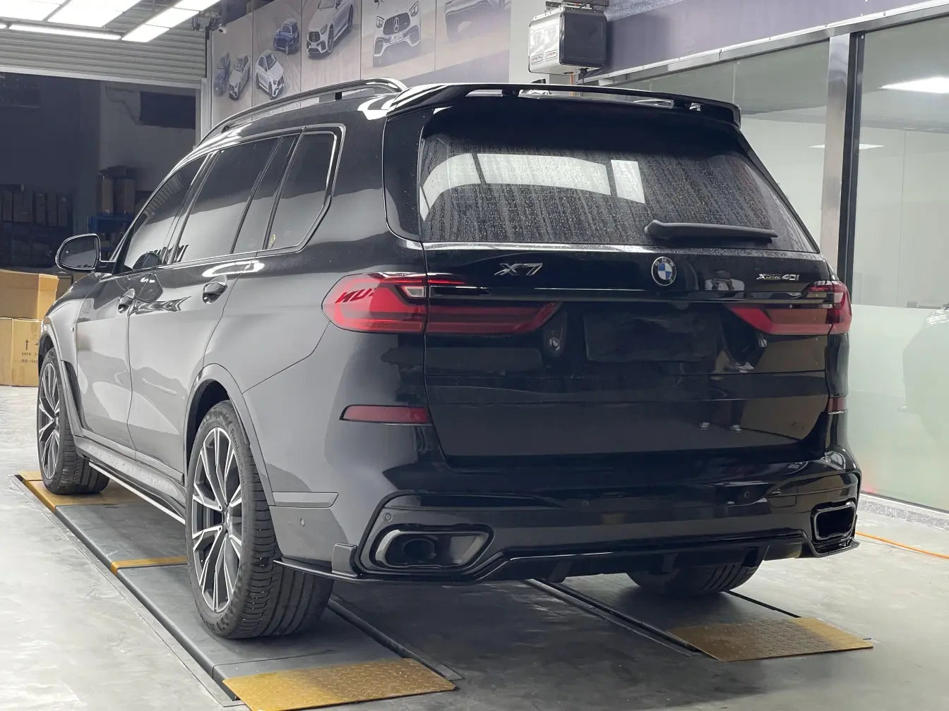 bmw-rear-lip-and-roof-spoiler