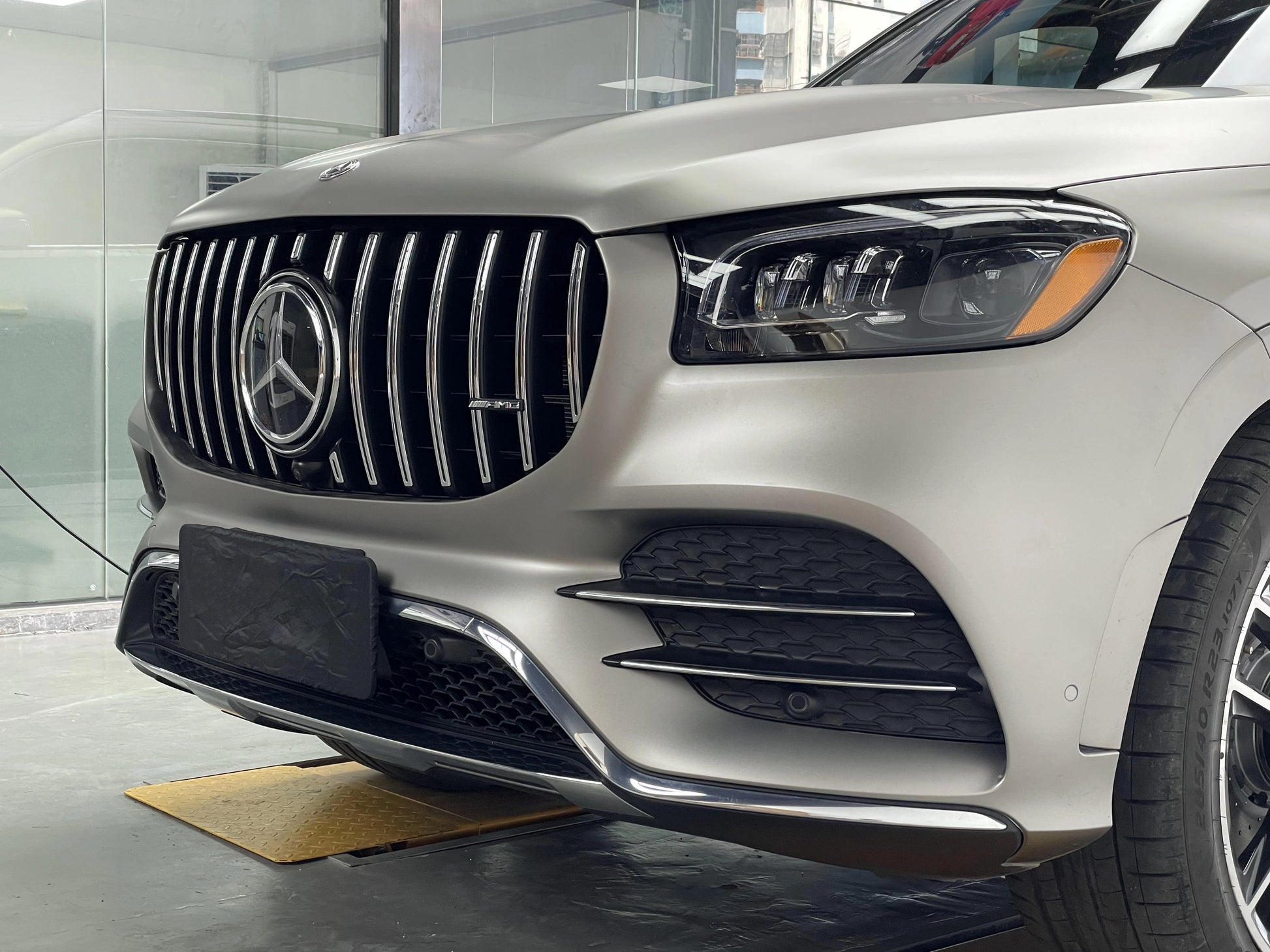Front quarter view of a Mercedes GLS580 X167 showcasing the exact fit AMG style Panamericana replacement grille and driver side headlight.